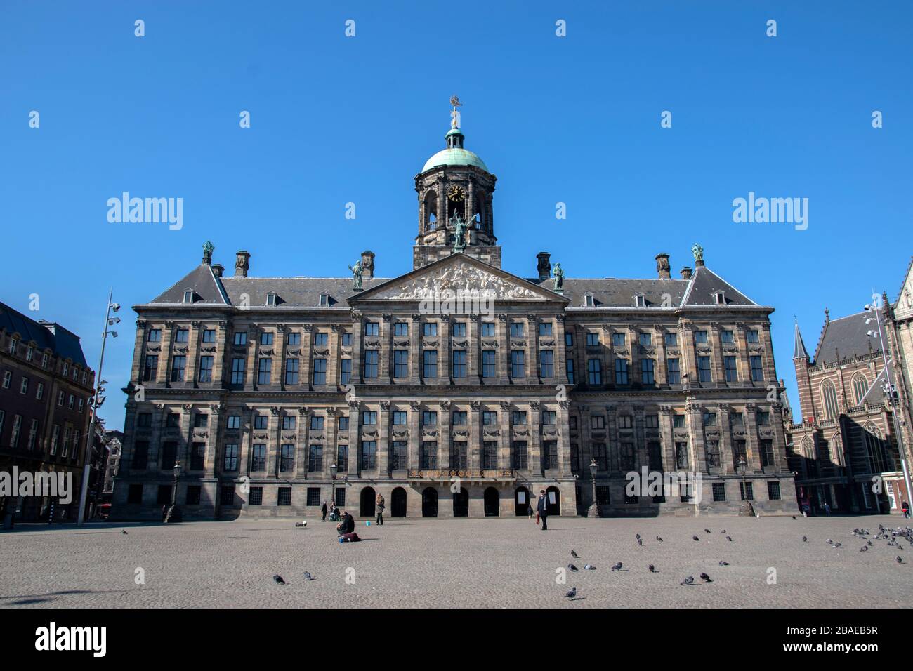 Während Des Corona-Virus In Amsterdam, Niederlande 2020, Sind Keine Menschen Mehr Am Dam Platz Stockfoto