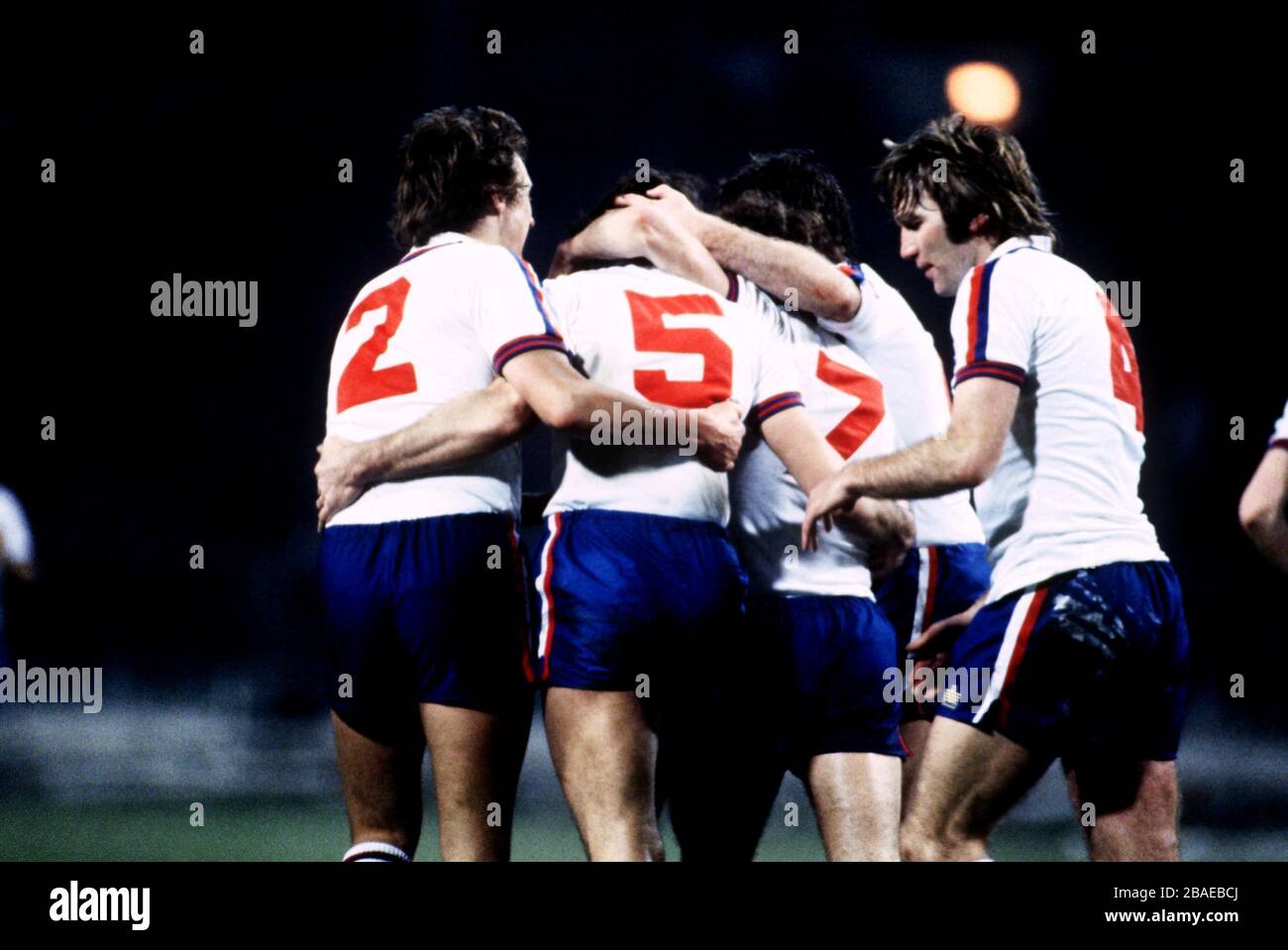 (L-R) Englands Phil Neal, Dave Watson, Kevin Keegan, Trevor Brooking und Tony Currie feiern eines ihrer vier Tore Stockfoto