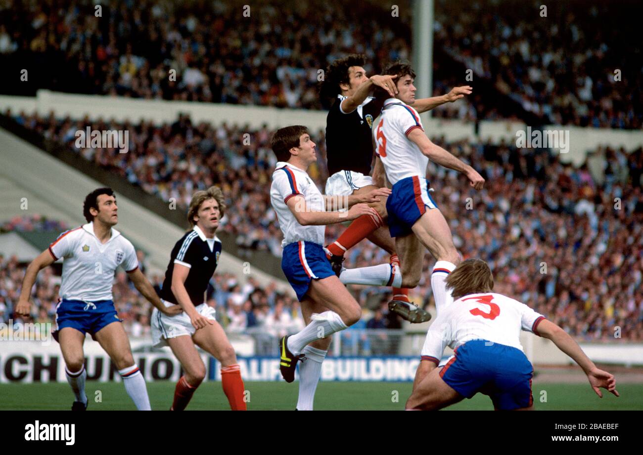 l-r Ray Kennedy (England), Gordon McQueen (Schottland), Emlyn Hughes (England), Joe Jordan (Schottland), Dave Watson (England), Mick Mills (England). Stockfoto