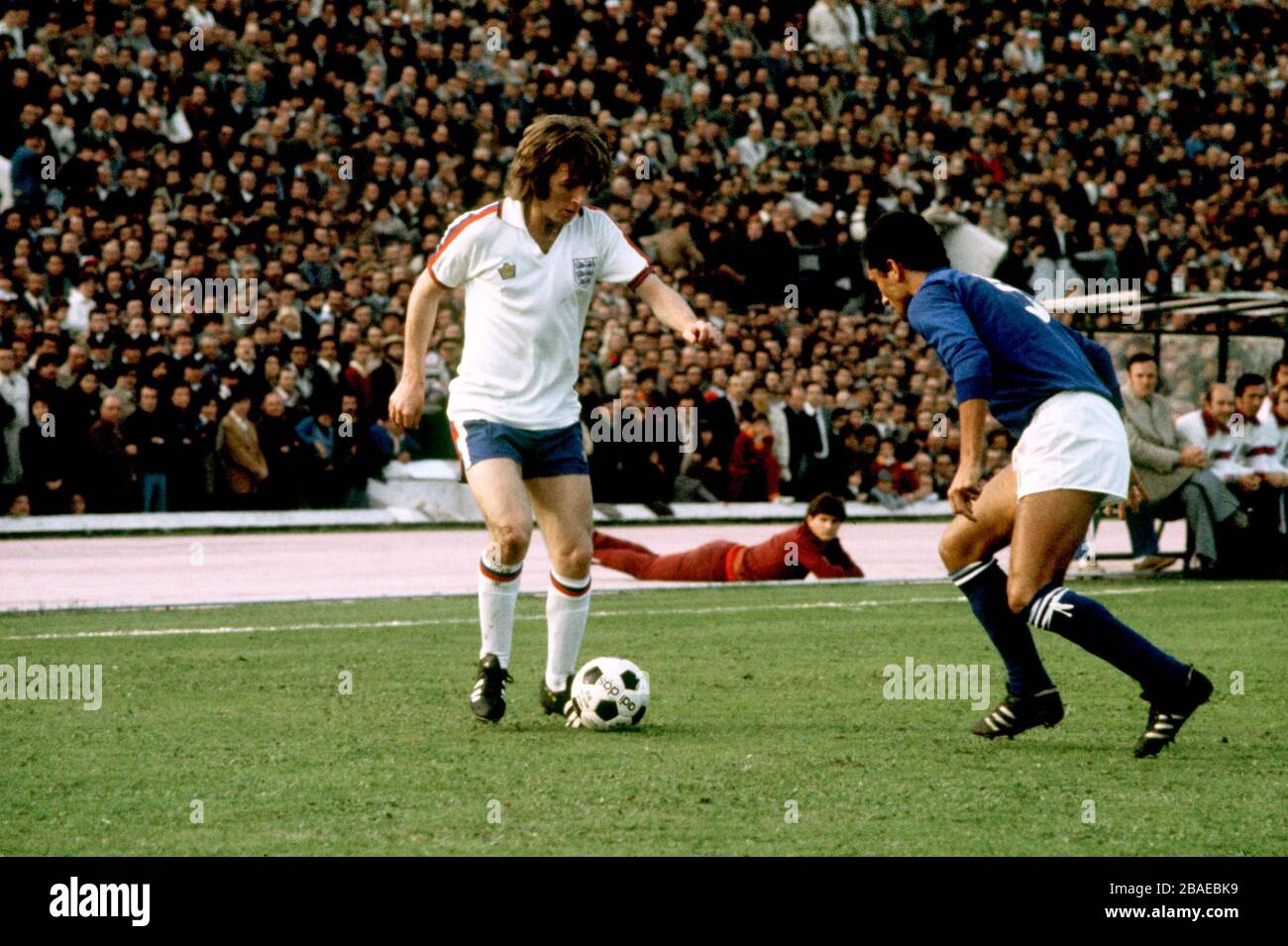 Englands Stan Bowles (l) übernimmt Italiens Claudio Gentile (r) Stockfoto