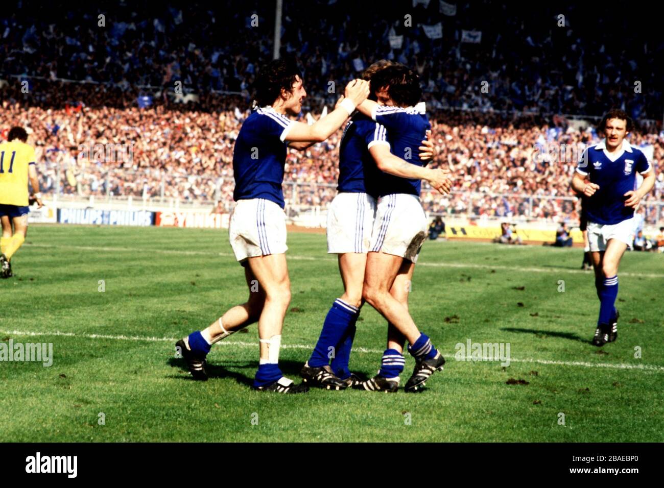 Roger Osborne (r) von Ipswich Town feiert sein Siegtor mit den Teamkollegen Brian Talbot (l) und Clive Woods (c) Stockfoto