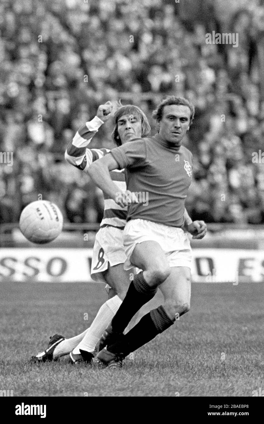 Colin Stein (r) von Rangers schlägt Celtis-Kenny Dalglish (l) zum Ball Stockfoto