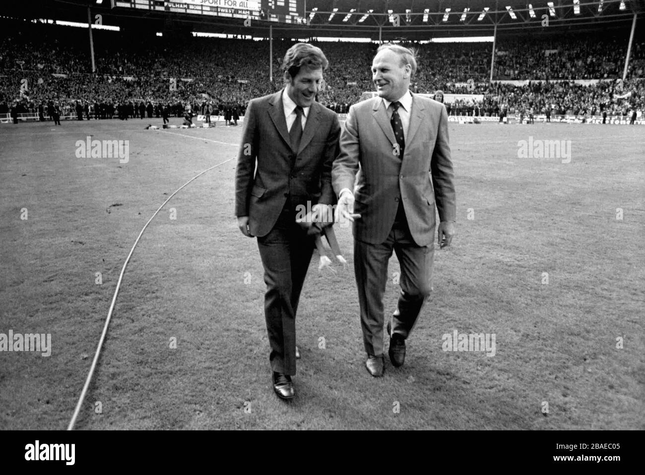 West Ham United Manager Ron Greenwood (r) und sein Assistent John Lyall (l) genießen ihren Spaziergang über den Wembley-Platz, nachdem ihr Team mit 2:0 gewonnen hat Stockfoto