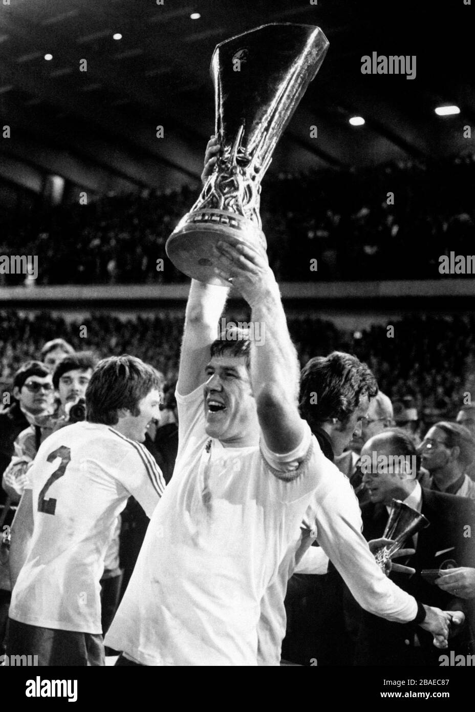 Liverpools Kapitän Emlyn Hughes hebt den UEFA-Pokal nach dem 4:3-Gesamtsieg seiner Mannschaft Stockfoto