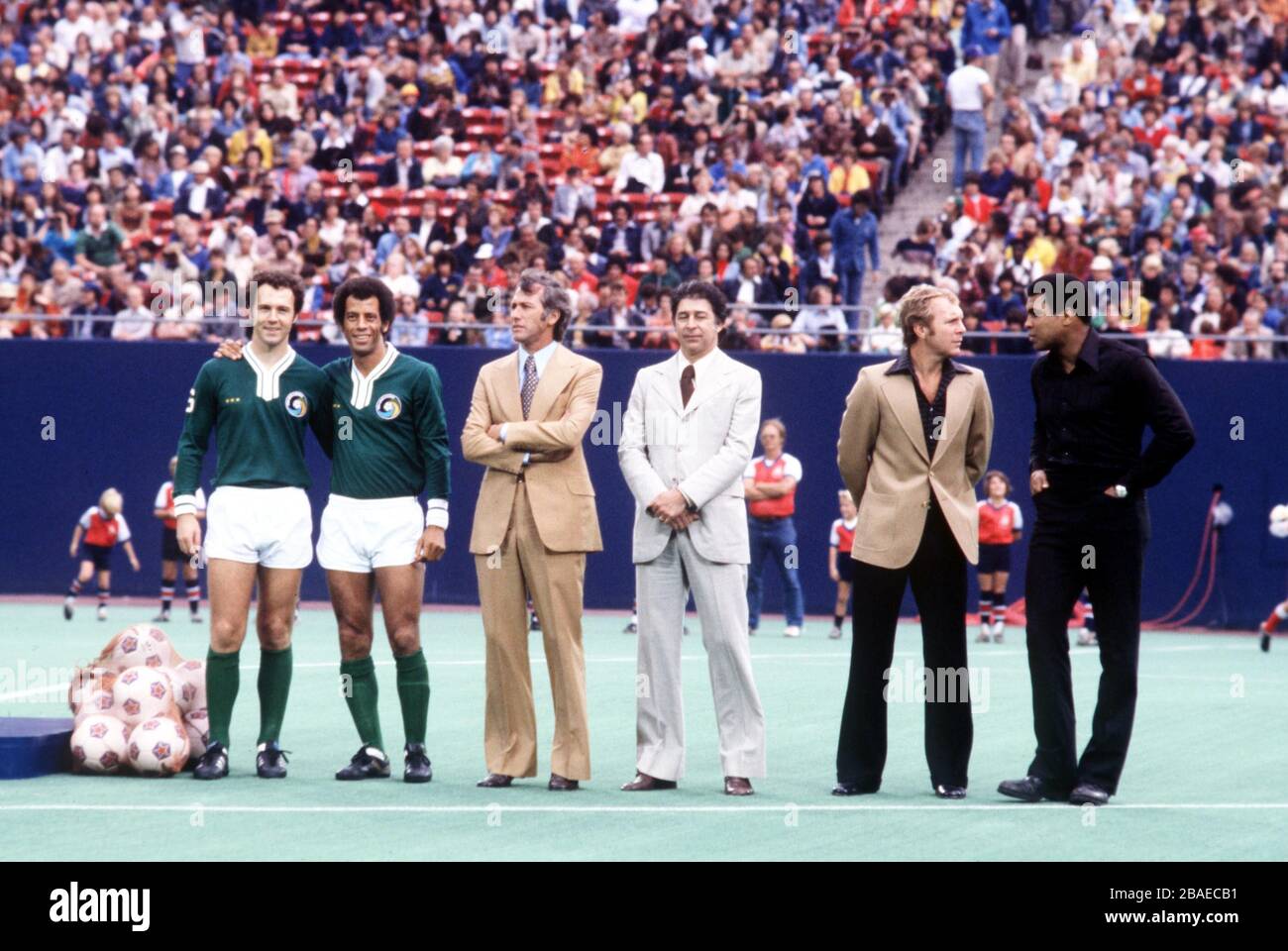 Eine illustre Begrüßungsparty, darunter Franz Beckenbauer (l) von New York Cosmos und Carlos Alberto (zweites l), Bobby Moore (zweites r) und Muhammad Ali (r), warten darauf, Pele vor dem letzten Spiel seiner Karriere zu begrüßen Stockfoto
