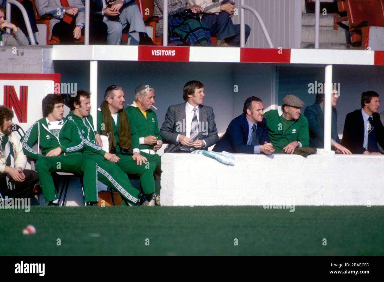 (L-R) die Aufmerksamkeit aller auf der Bank ist fest auf das Spiel gerichtet: Celtic's Joe Filippi, Bobby Lennox, Trainer Neil Mochan, Physio Bob Rooney, Manager Billy McNeill, Assistentenmanager John Clark, ?, ?, Aberdeen Manager Alex Ferguson Stockfoto