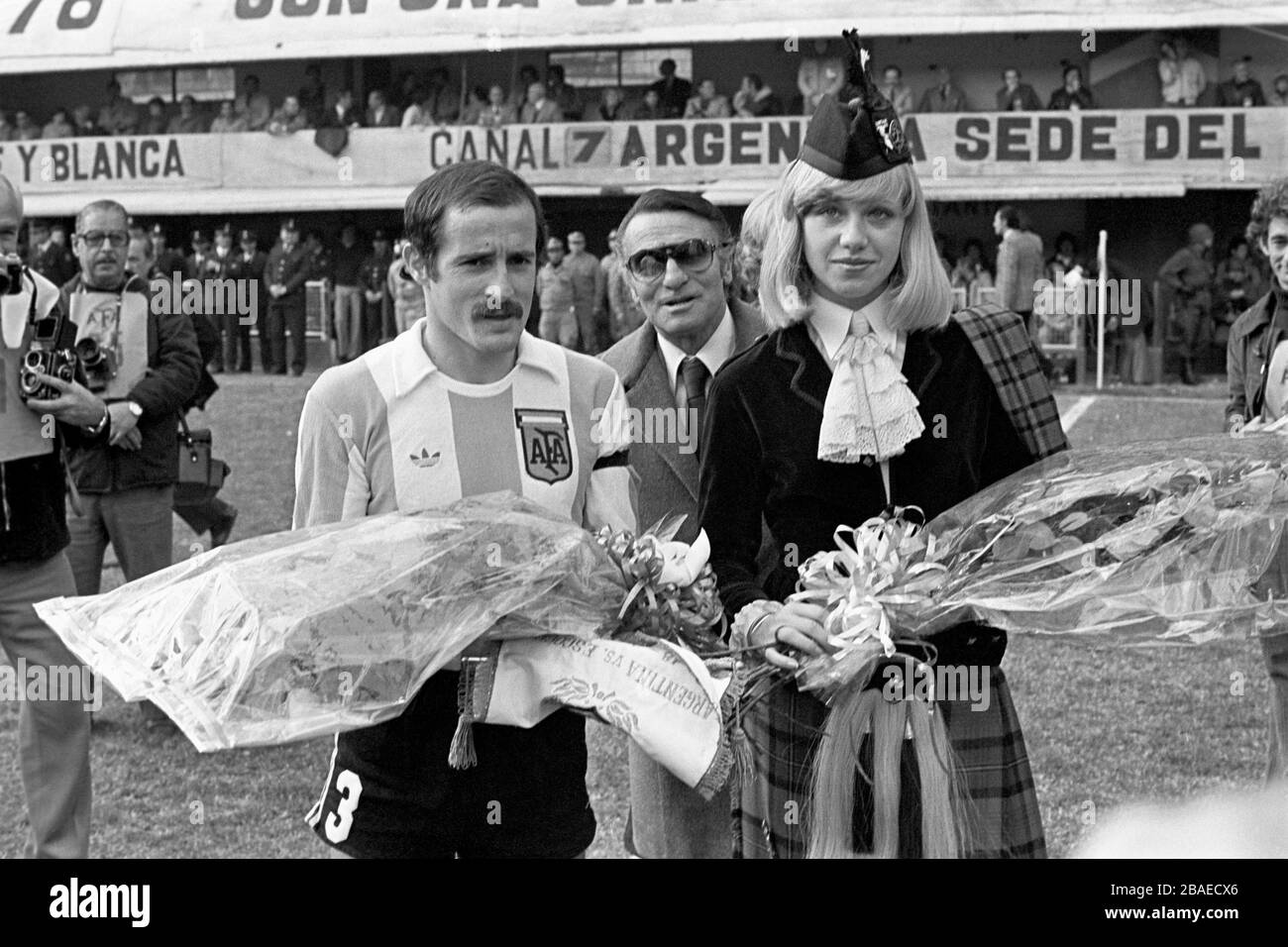 Argentiniens Kapitän Jorge Carrascosa (l) tauscht vor dem Spiel Blumensträuße mit einer jungen Dame im traditionellen schottischen Kleid aus Stockfoto