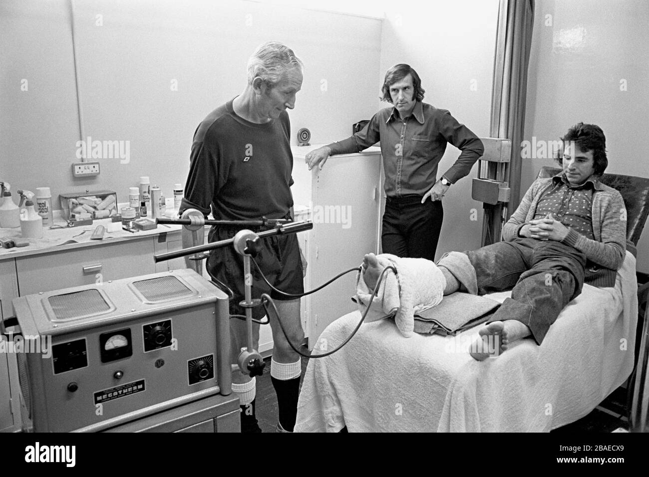 Notts County Trainer/Physiotherapeut Jack Wheeler (l) neigt zu Kane (r) und Kevin Randall (c) im Sanitätsraum Stockfoto