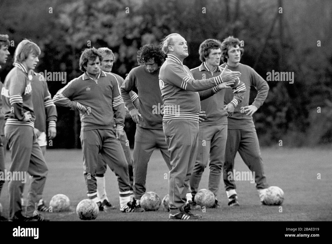 Englands Manager Ron Greenwood (drittes r) macht beim Training einen Punkt aus Stockfoto