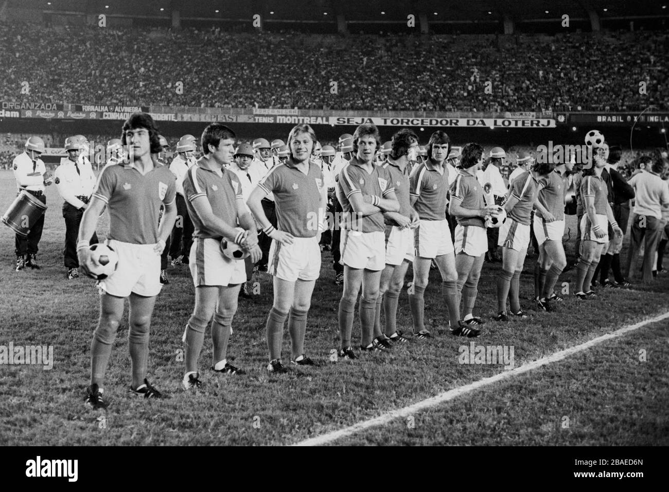England Team Gruppe vor dem Anpfiff. (l-R) Brian Talbot, Emlyn Hughes, Brian Greenhoff, Phil Neal, Trevor Francis, Dave Watson, Ray Wilkins, Stuart Pearson, Trevor Cherry, Ray Clemence und Kevin Keegan. Stockfoto