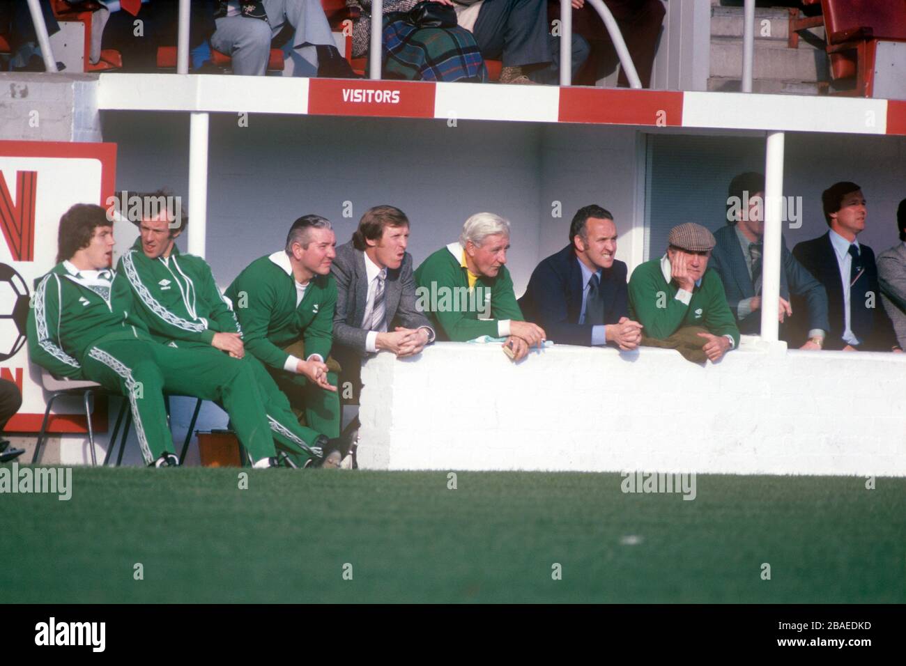 (L-R) die Aufmerksamkeit aller auf der Bank ist fest auf das Spiel gerichtet: Celtic's Joe Filippi, Bobby Lennox, Trainer Neil Mochan, Physio Bob Rooney, Manager Billy McNeill, Assistentenmanager John Clark, ?, ?, Aberdeen Manager Alex Ferguson Stockfoto