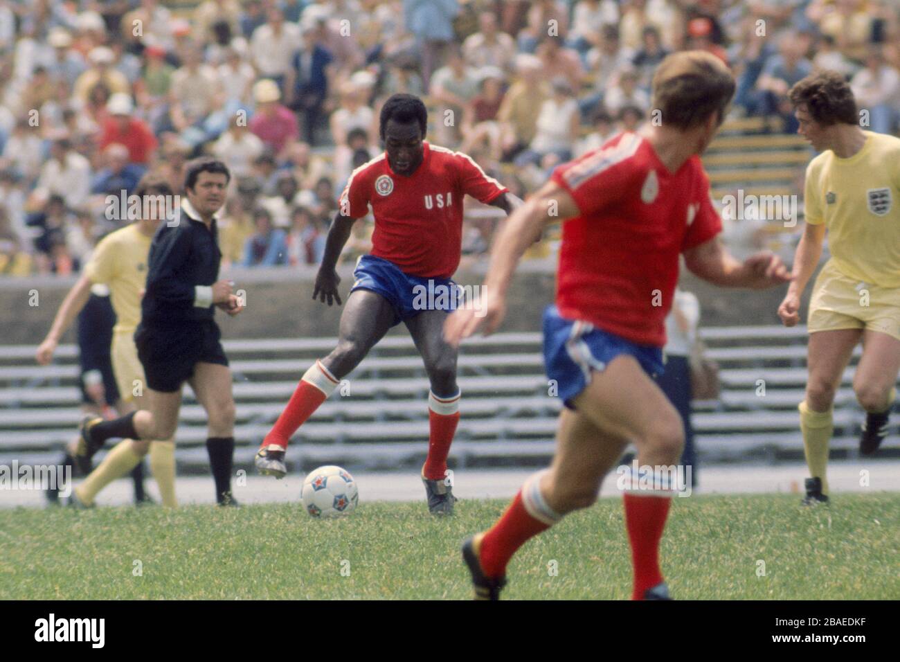 Pele (stellvertretend für Team America) in Aktion beobachtet von Englands Mick Channon (l) und Trevor Cherry (r). Schiedsrichter ist Walter Hungerbuhler aus der Schweiz. Stockfoto
