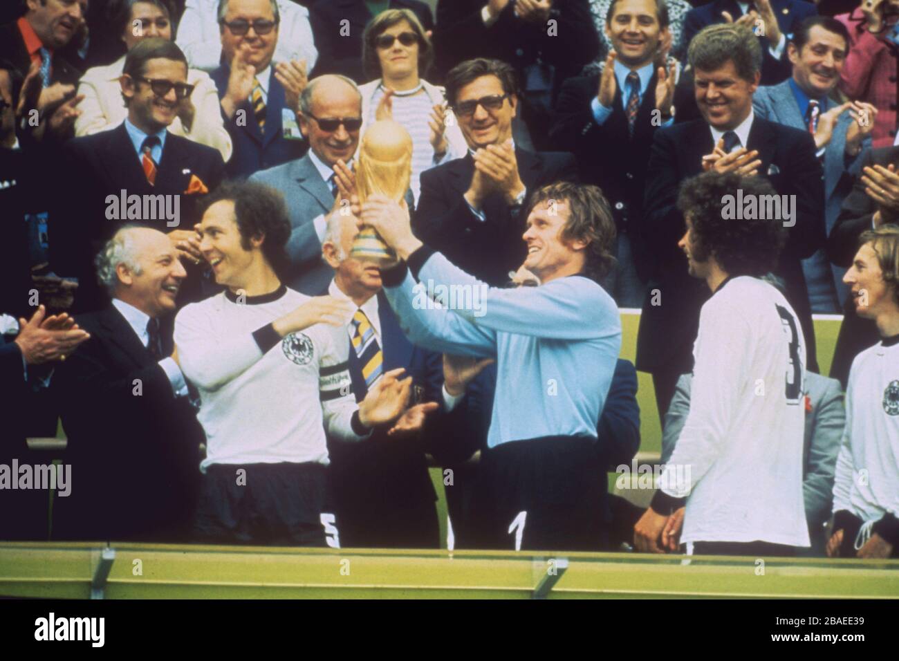 (l-r) Westdeutschlands Kapitän Franz Beckenbauer und Torhüter Sepp Maier, mit der WM, nachdem er die Niederlande mit 2:1 besiegt hatte. Stockfoto