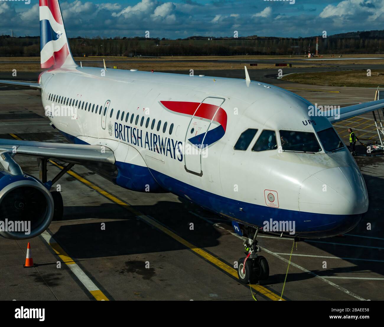 British Airways Flugzeug auf Edinburgh Airport Apron, Edinburgh, Schottland, Großbritannien Stockfoto