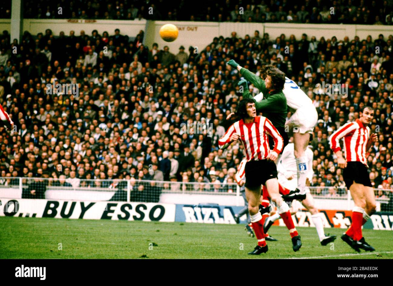 Torhüter Jim Montgomery und Dave Watson beide Sunderland klar von Mick Jones, Leeds United Stockfoto