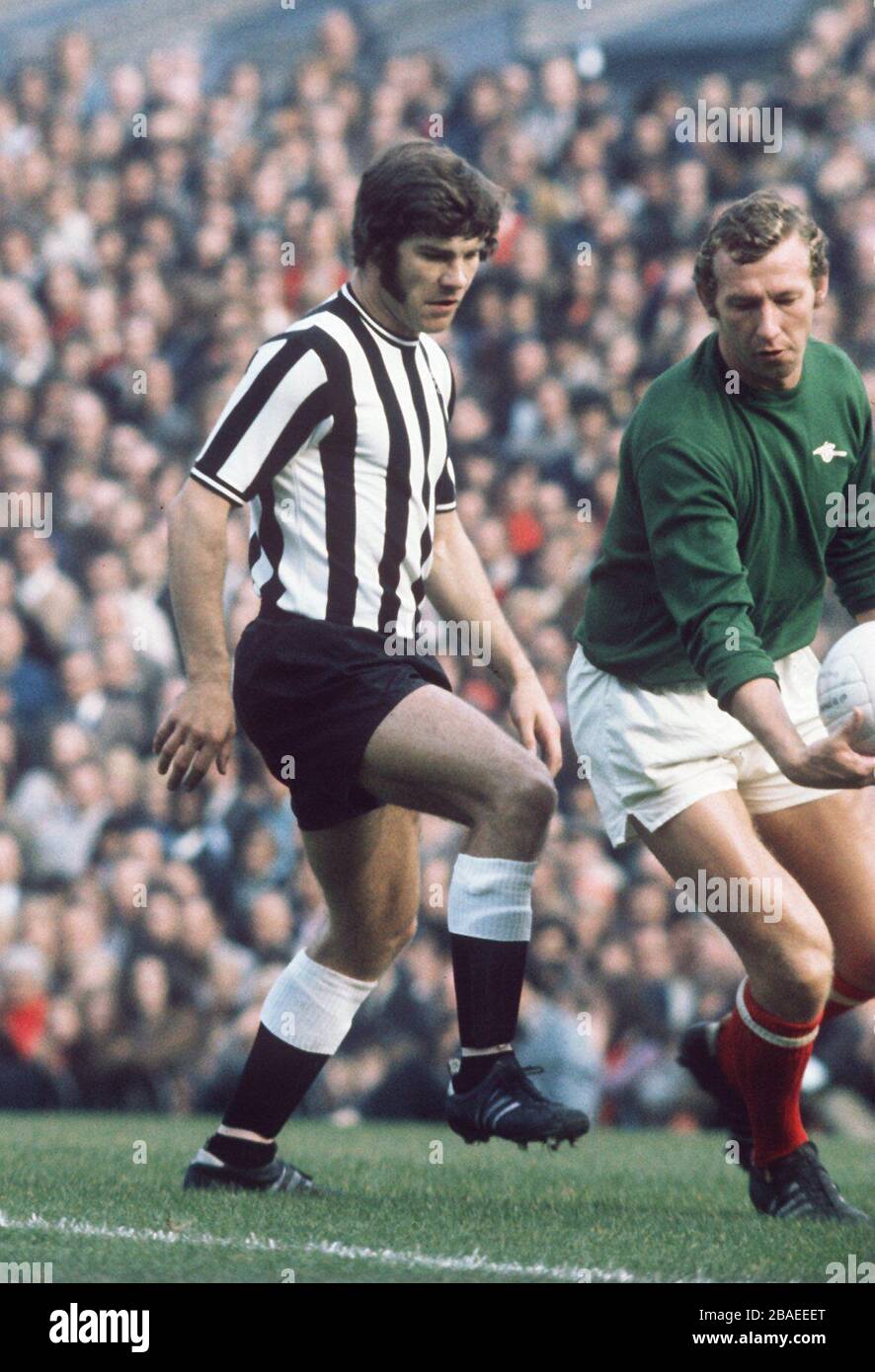 L-R, Malcolm MacDonald - Newcastle United, Bob Wilson - Arsenal Stockfoto