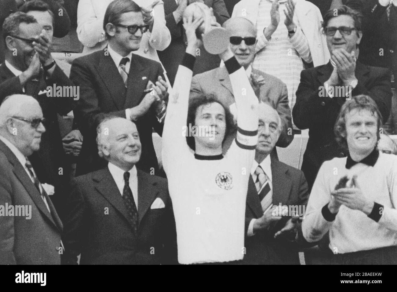 Westdeutschland-Kapitän Franz Beckenbauer hebt die Weltmeisterschaft auf, nachdem er die Niederlande mit 2:1 besiegt hat. Stockfoto