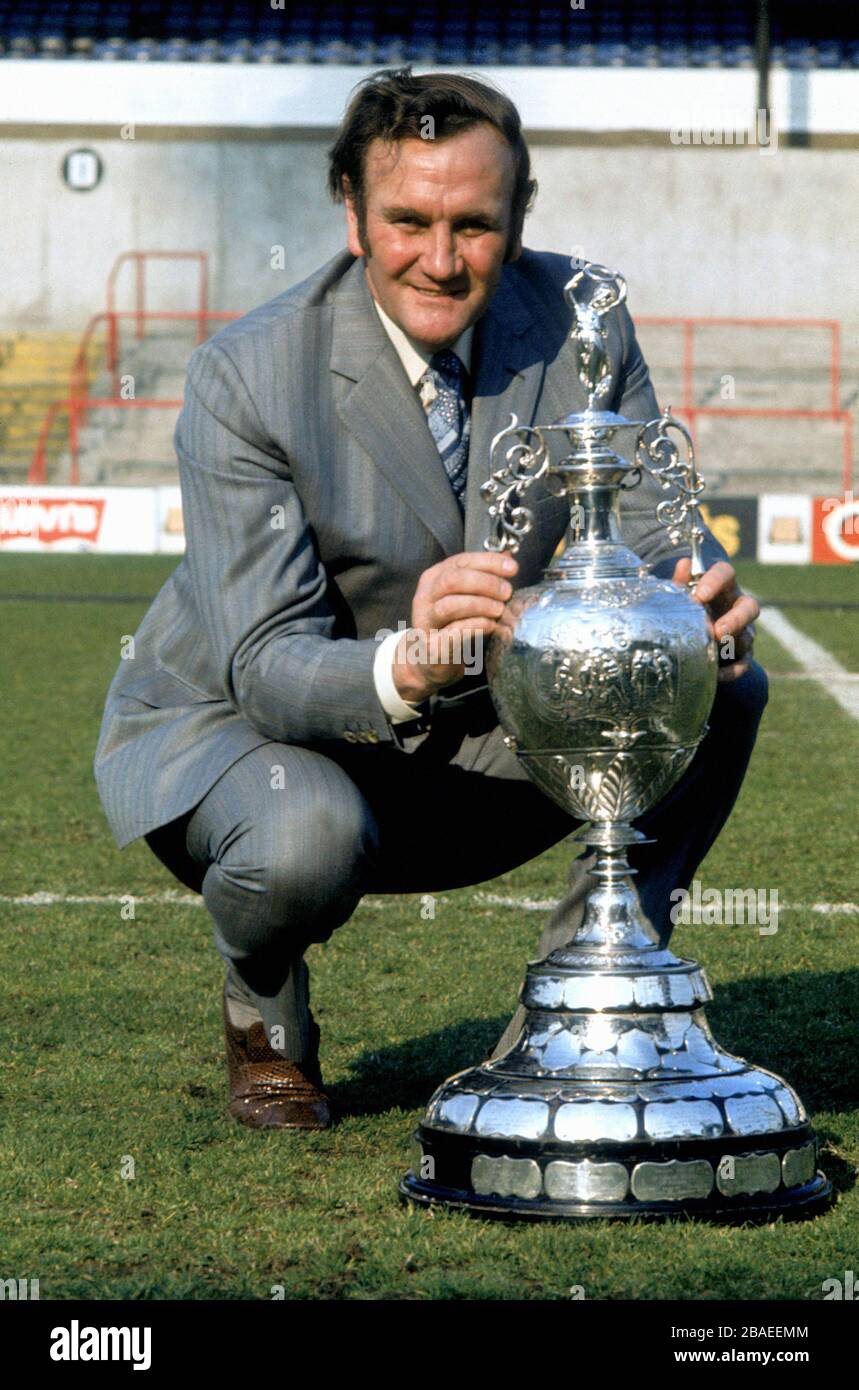 Don Revie Leeds United Manager mit der League Championship Trophäe Stockfoto