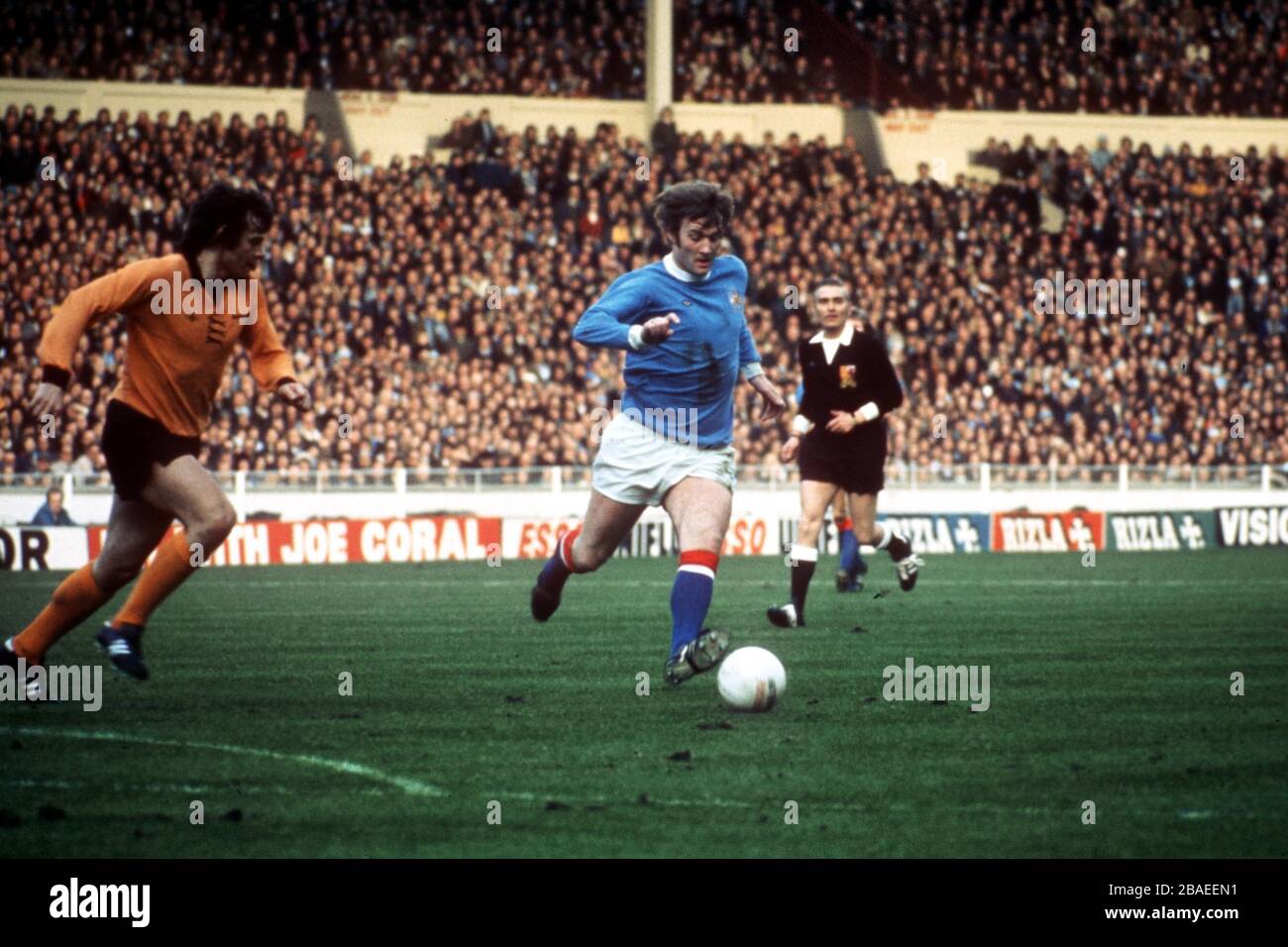 Francis Munro (Gold Shirt) von Wolverhampton Wanderers, Tracks Rodney Marsh (Blue Shirt) von Manchester City Stockfoto