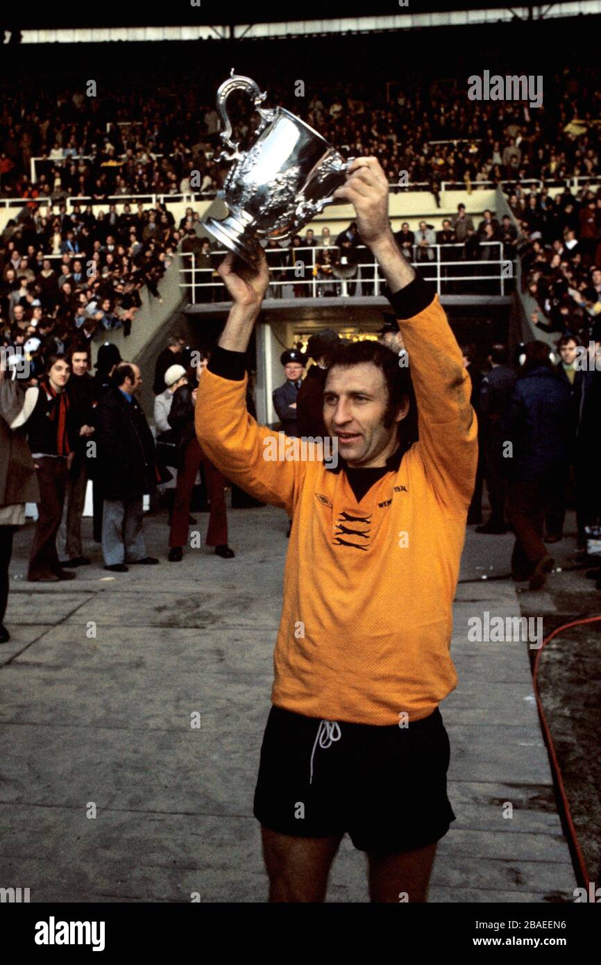 Der siegreiche Kapitän der Wolverhampton Wanderers Mike Bailey hält den League Cup in der Höhe Stockfoto