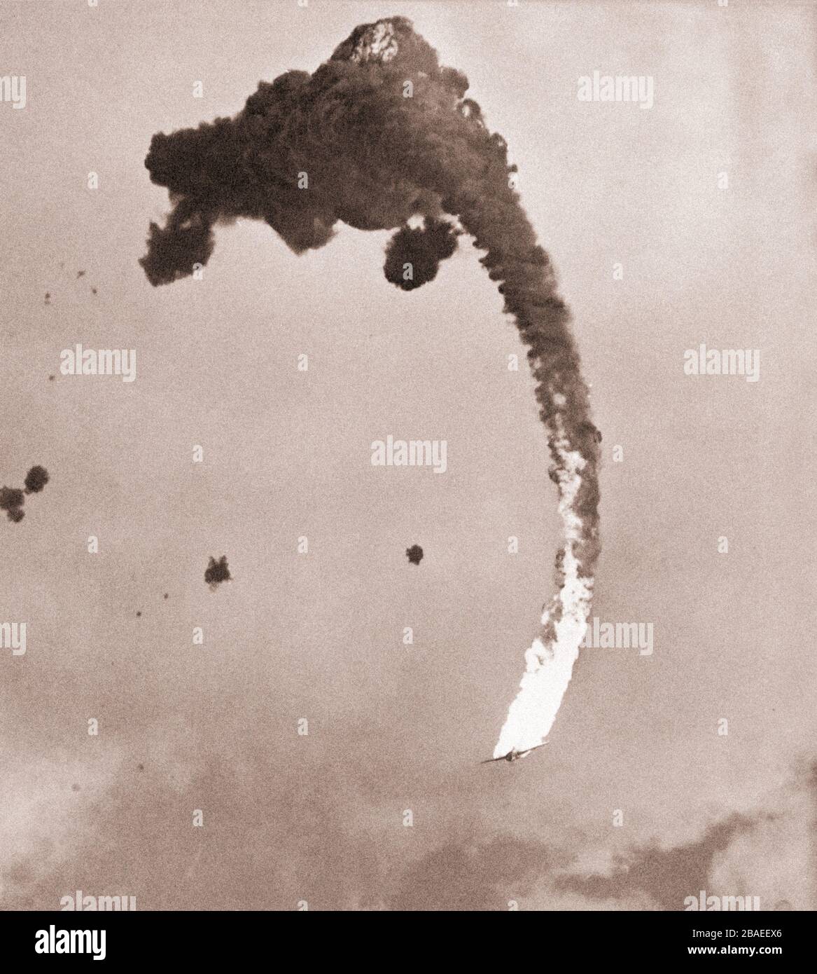 Ein Flugzeug der Kawanishi N1K-J Shiden ist in Brand geraten und wird von einem Flugabwehrfeuer der USS Hornet getroffen. Okinawa, Japan. März 1945. Stockfoto