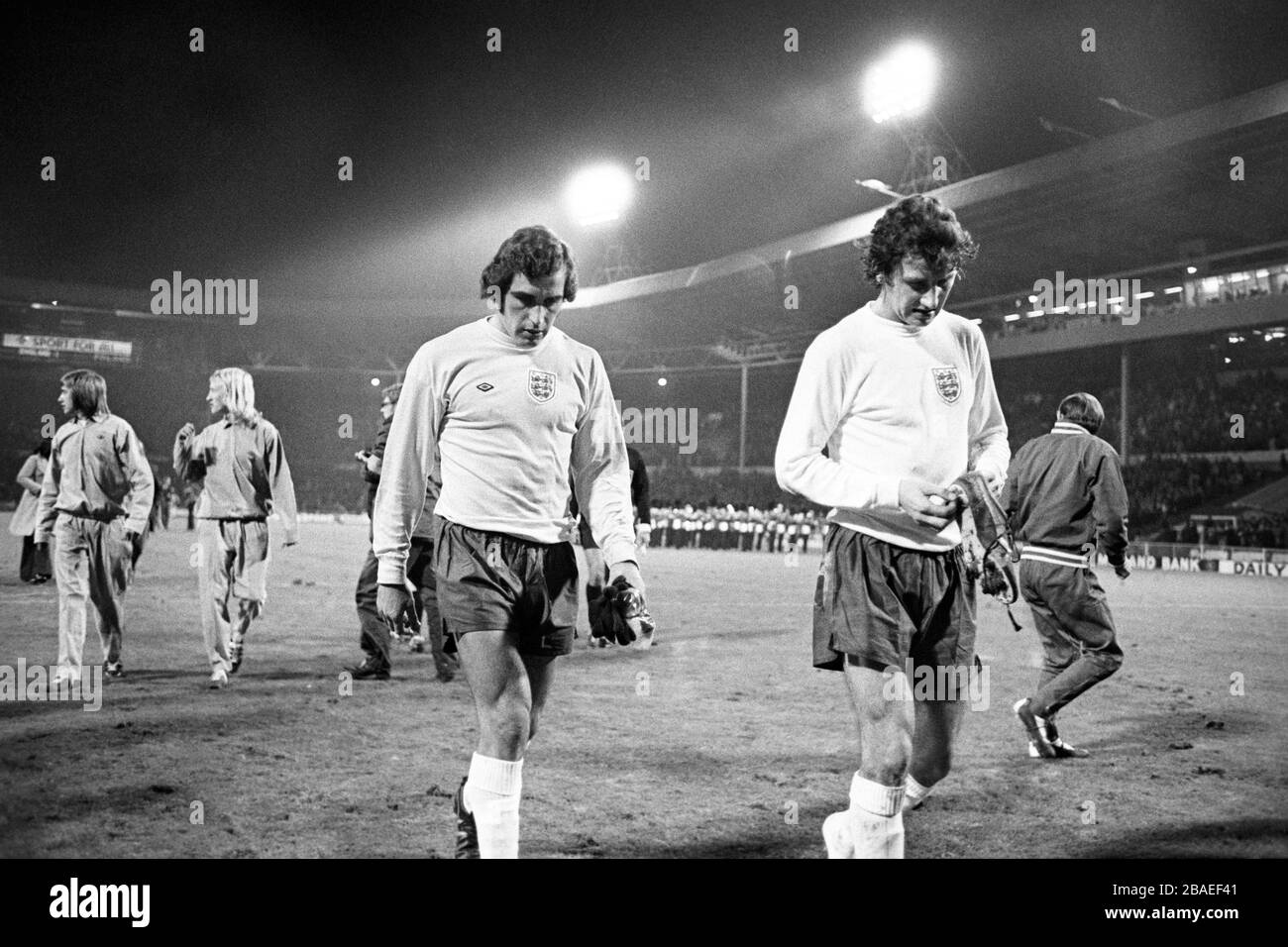 Englands Peter Shilton und Roy McFarland tricksen nach dem Scheitern der Mannschaft, sich für die WM-Endrunde 1974 in Westdeutschland zu qualifizieren Stockfoto