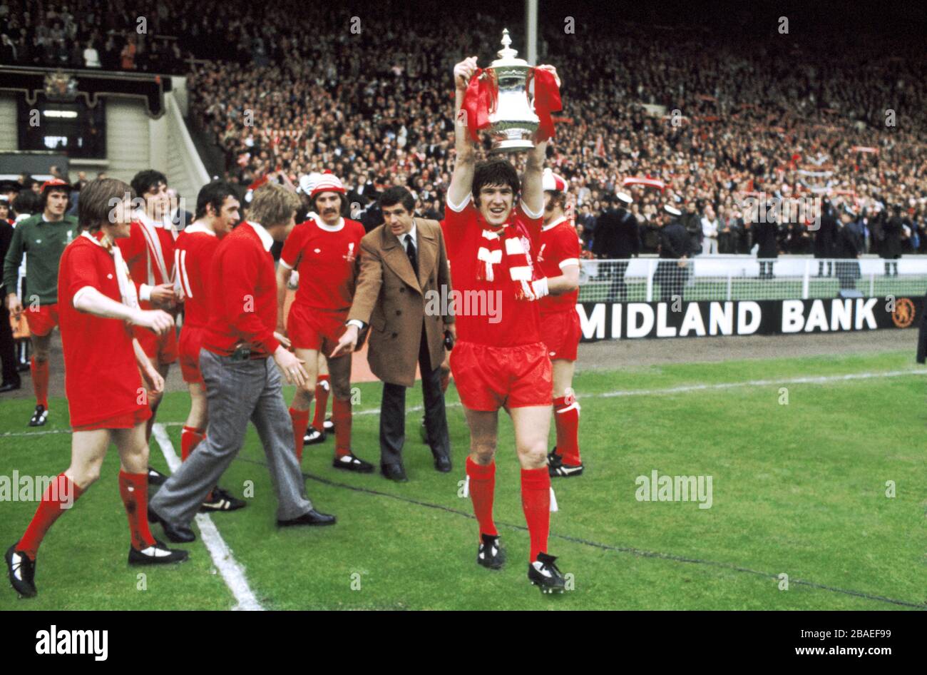 Liverpooler Kapitän Emlyn Hughes mit dem FA Cup Stockfoto