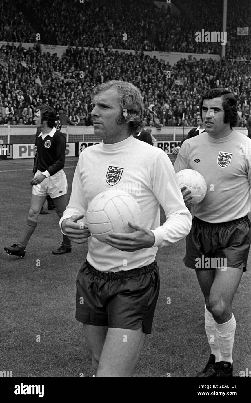 Englands Kapitän Bobby Moore (links) führt die Mannschaft aus, gefolgt von Torhüter Peter Shilton (rechts) Stockfoto