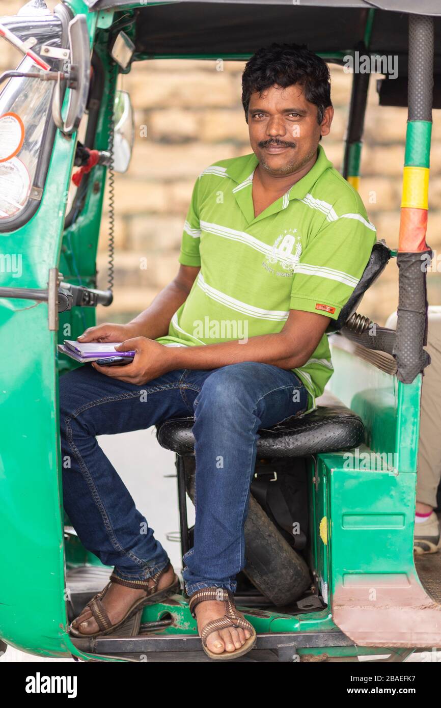Fahrer, der in einer Auto-Rikscha in Kandy, Sri Lanka sitzt Stockfoto