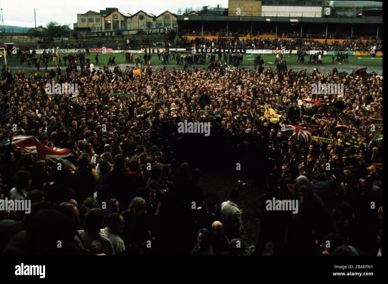 Die Fans von Norwich City feiern die Meisterschaft der zweiten Liga, nachdem sie Watford mit 1:0 in der Vicarage Road geschlagen haben Stockfoto