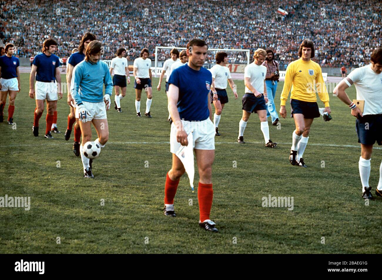 Die beiden Teams laufen in Belgrad aus; Jugoslawien (l-r): Ivan Buljan, Ivica Surjak, Enver Maric, Dragan Dzajic; England (l-r): Dave Watson, Frank Worthington, Mike Channon, Colin Todd, Kevin Keegan, Alec Lindsay, Ray Clemence, Emlyn Hughes Stockfoto