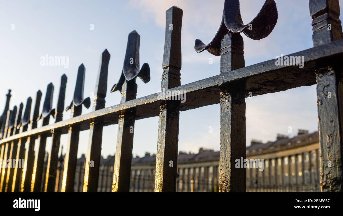 Detailbild von schmiedeeisernen Geländern, die das königliche Terrassenbad umschließen Stockfoto