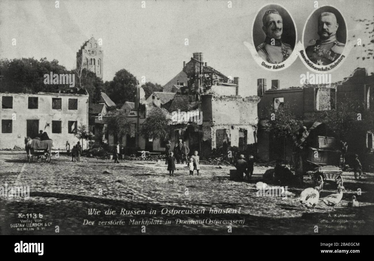 Der Erste Weltkrieg. Wie die Russen in Ostpreussen hastig. Der zerstörte Marktplatz in Domnau (Ostpreussen) Stockfoto