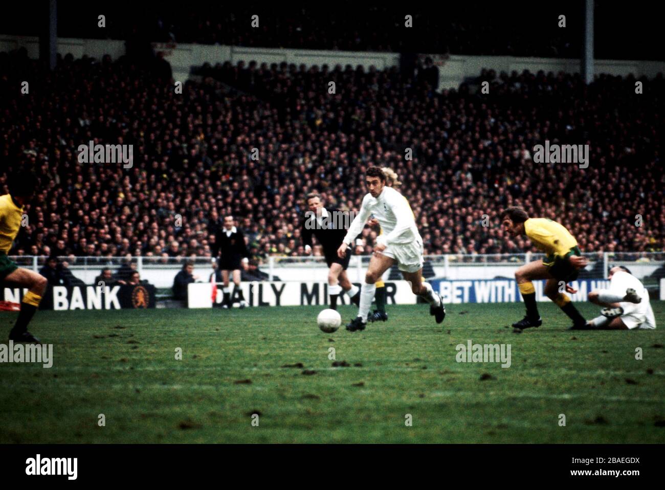 Martin Chivers (c) von Tottenham Hotspur platzt zwischen Duncan Forbes (l) von Norwich City und Dave Stringer (r) Stockfoto