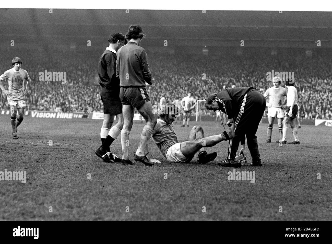 Rodney Marsh von Manchester City wird wegen einer Verletzung behandelt, während Chelsea-Torhüter Peter Bonetti (zweites l) mit dem Schiedsrichter ein Wort hat Stockfoto