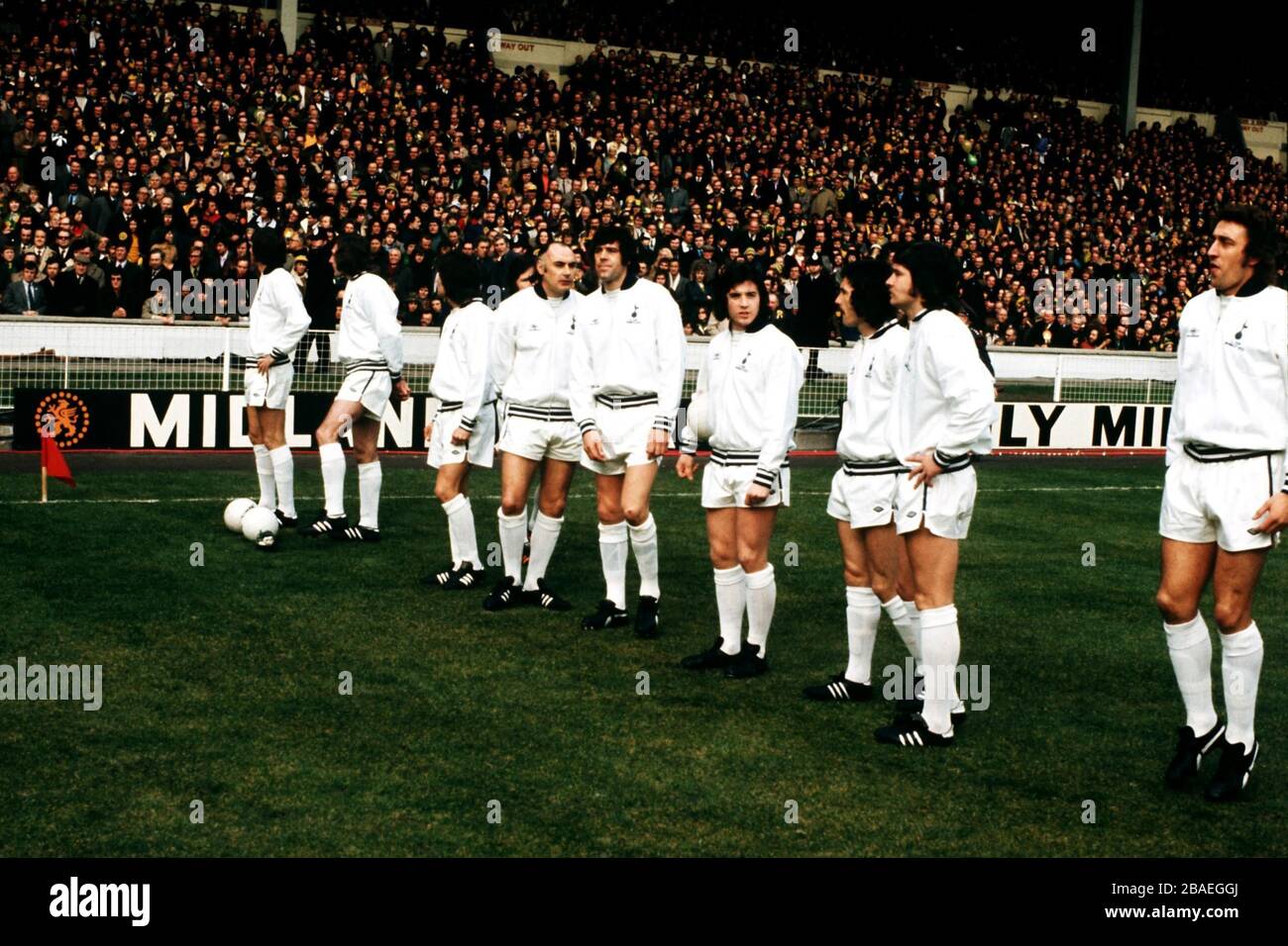 Tottenham Hotspur steht vor dem Spiel (l-r): Martin Peters, Pat Jennings, John Pratt, Steve Perryman, Alan Gilzean, Mike England, Joe Kinnear, Jimmy Pearce, Cyril Knowles und Martin Chivers Stockfoto
