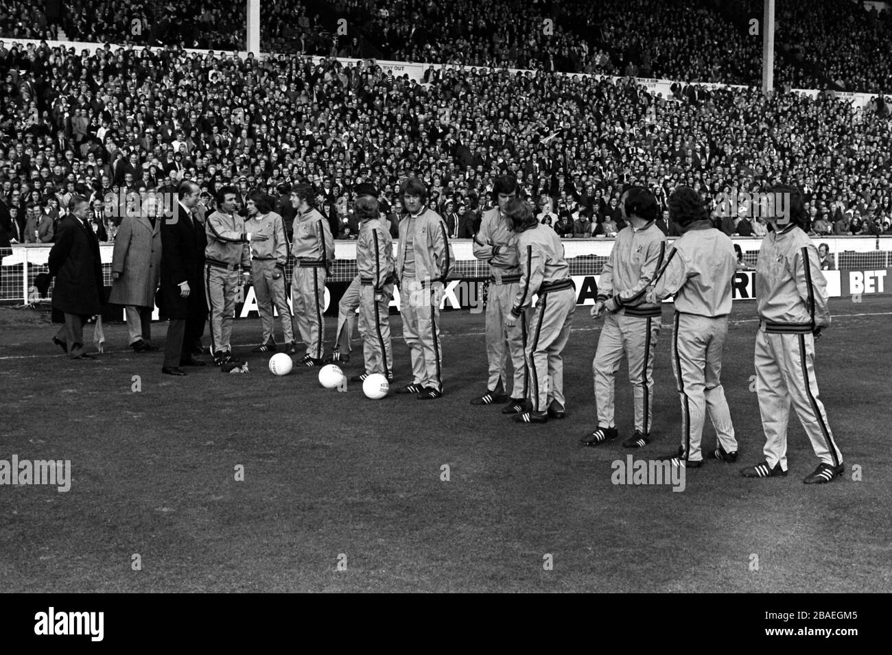 Royal Guest Prince Michael of Kent wird von Kapitän Mike Summerbee in das Team von Manchester City eingeführt Stockfoto