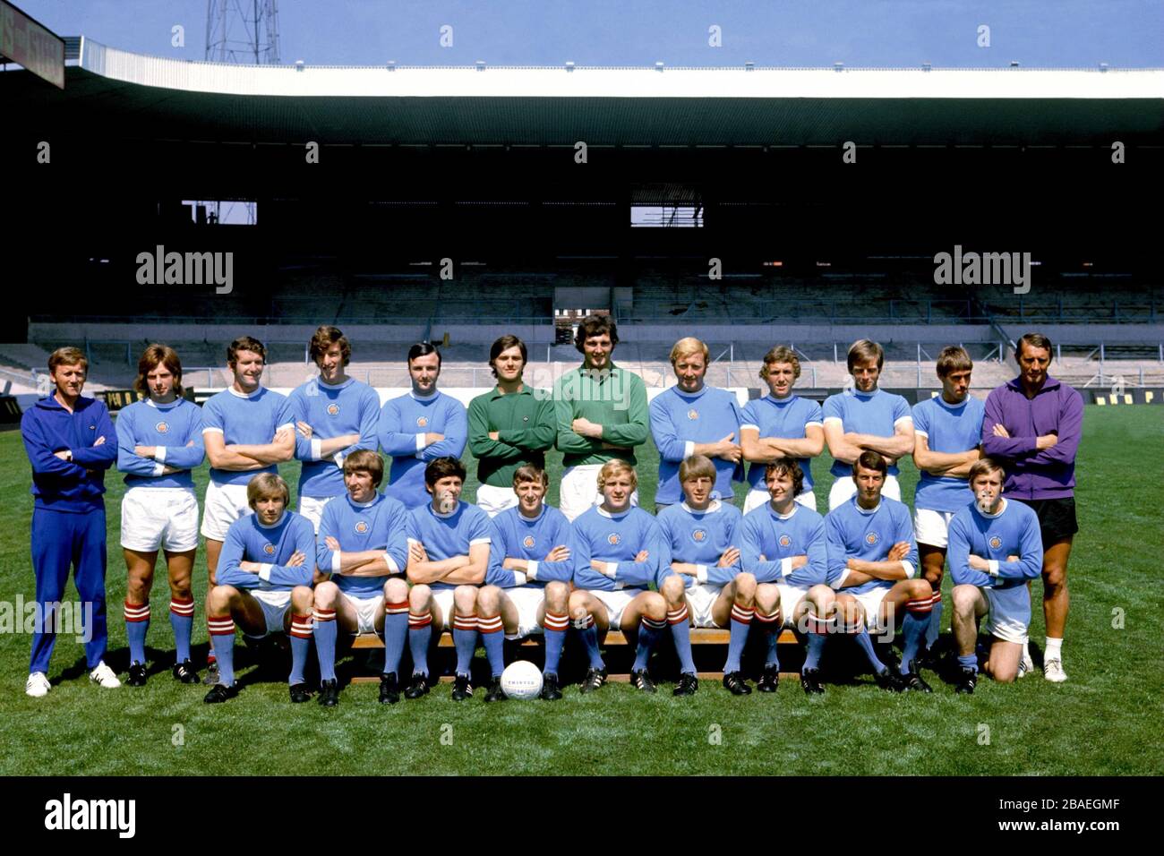 Manchester City Kader: (Back Row, l-r) ?, Willie Donachie, Mike Doyle, Tommy Booth, Glyn Pardoe, Ron Healey, Joe Corrigan, George Heslop, Tony Towers, Alan Oakes, Derek Jefries, Malcolm Allison (Front Row, l-r) Colin Bell, Wyn Davies, Freddie Hill, Tony Book, Francis Lee, Ian Summerbee, Ian Connor Stockfoto