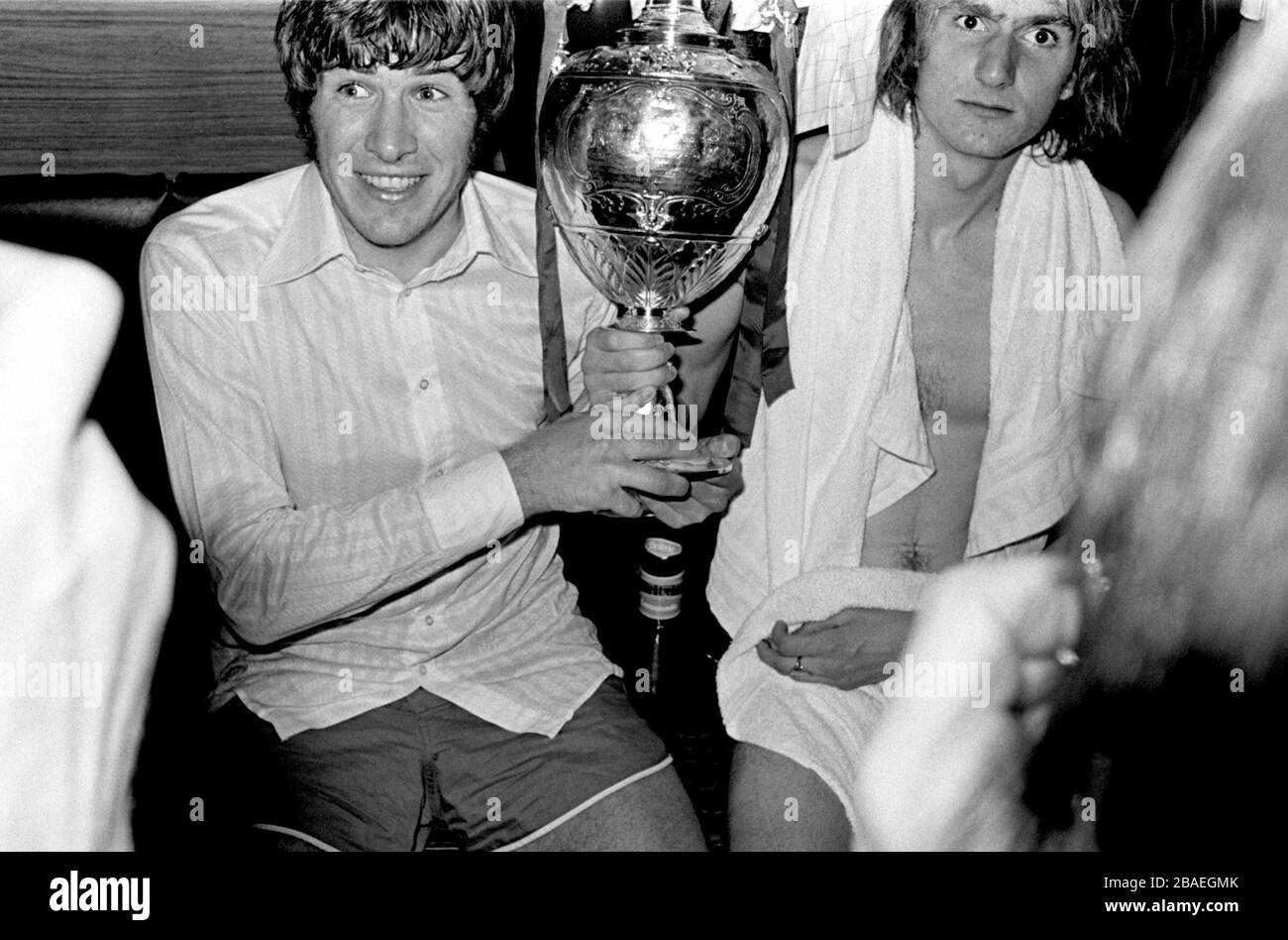 Emlyn Hughes (l) und Phil Thompson (r) mit der League Championship Trophäe Stockfoto