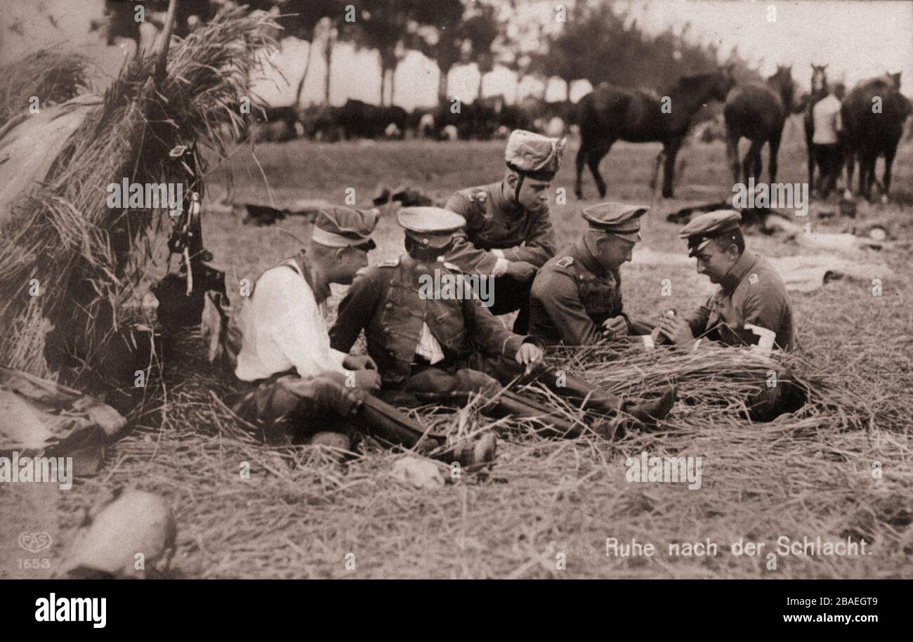 Der erste Weltkrieg. Deutsche Husaren ruhen nach der Schlacht. Stockfoto