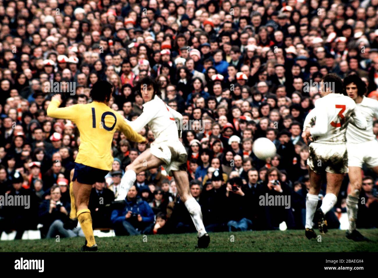 Dave Watson (c) von Sunderland steht klar von Arsenals Ray Kennedy (l) Stockfoto