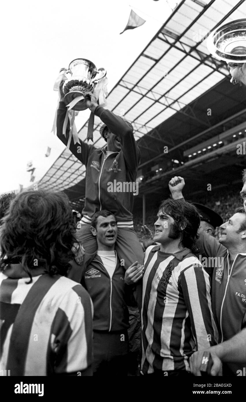 Der Sunderland-Manager Bob Stokoe (oben) feiert nach dem 1:0-Sieg seines Teams mit dem FA Cup, da er auf den Schultern von Trainer Arthur Cox getragen wird Stockfoto