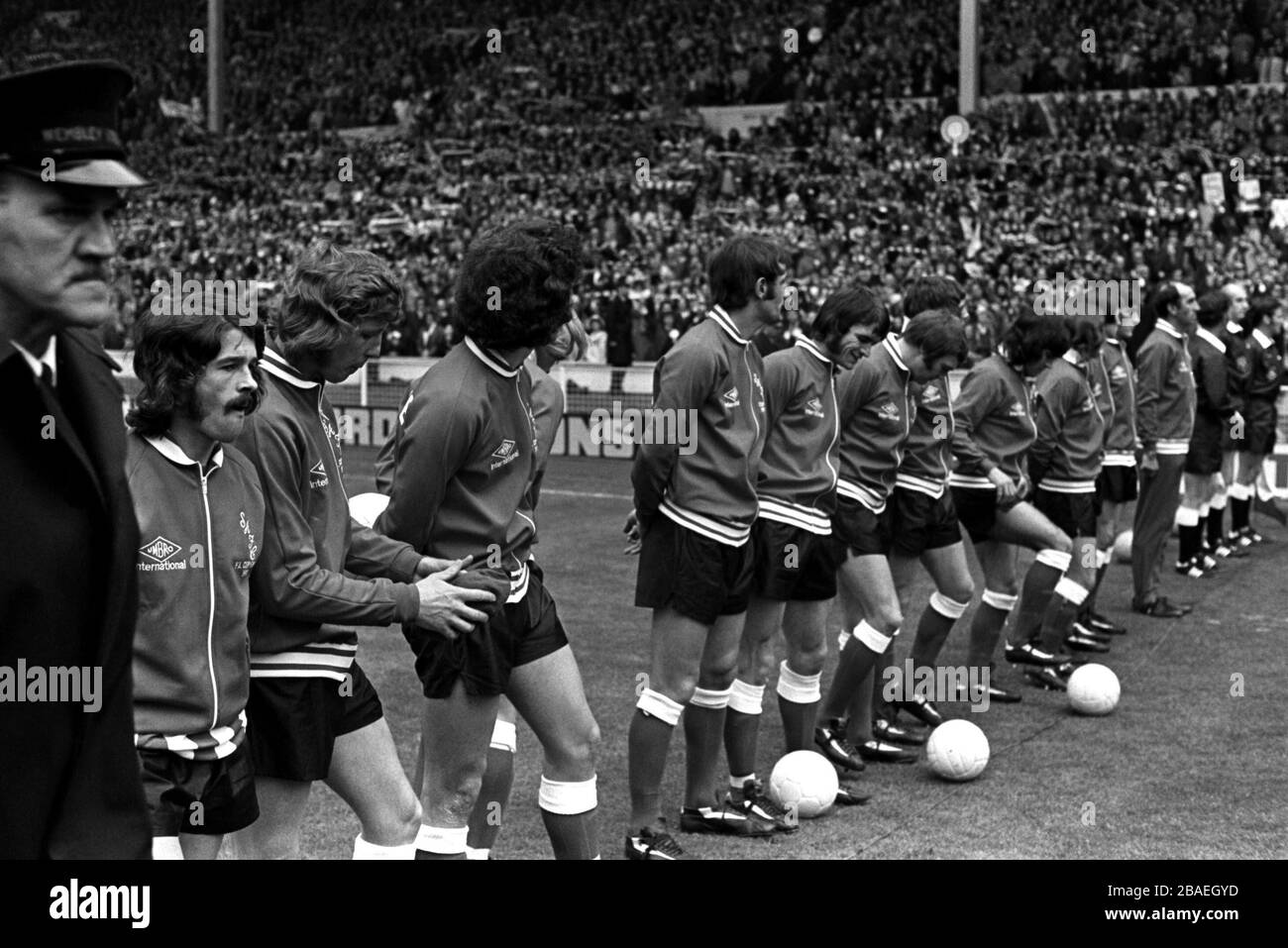 Das Sunderland-Team wartet vor dem Spiel auf die versammelten Würdenträger Stockfoto