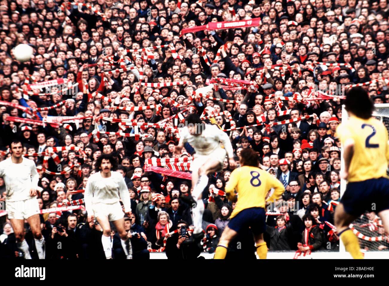 Die jubelnden Fans von Sunderland sehen zu, wie Dave Watson (c) von Sunderland klar vorgeht Stockfoto