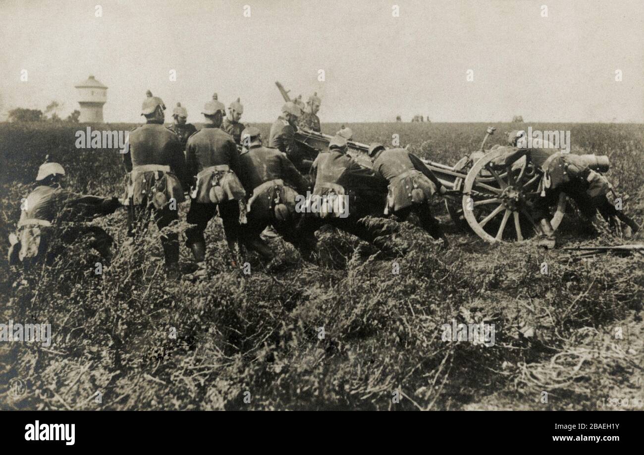 Der erste Weltkrieg. Gunners brachte die Waffe in die Schussposition Stockfoto
