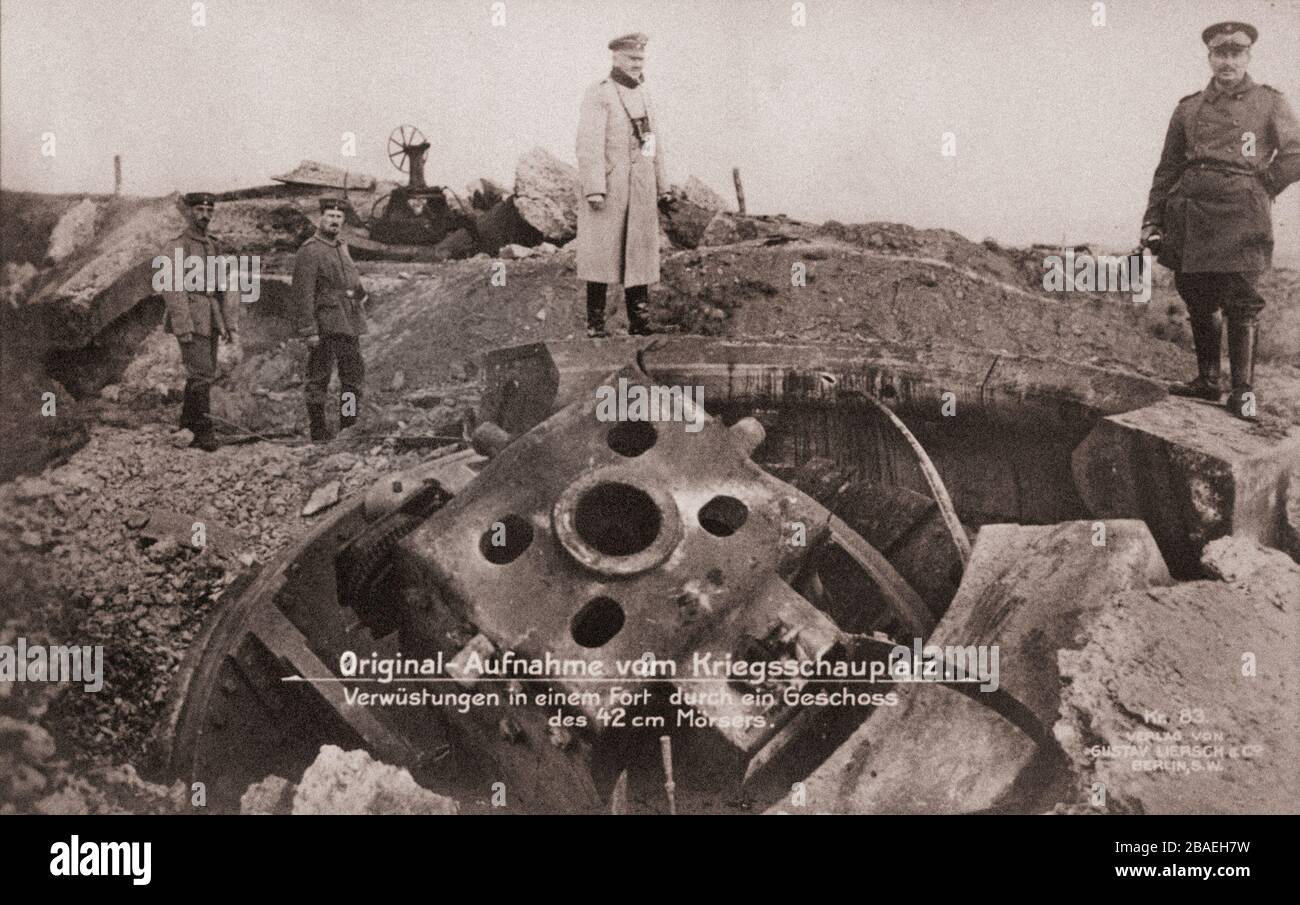 Der erste Weltkrieg. Verwirrung in einem Fort durch einen Schuss der 42-cm-Morserpistole. Stockfoto