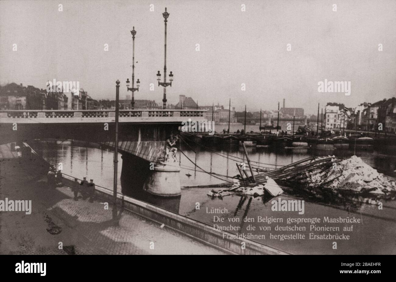 Der erste Weltkrieg. Lüttich. Die Maas-Brücke wurde von den Belgiern daneben die Ersatzbrücke deutscher Pioniere im Güterzug gesprengt Stockfoto