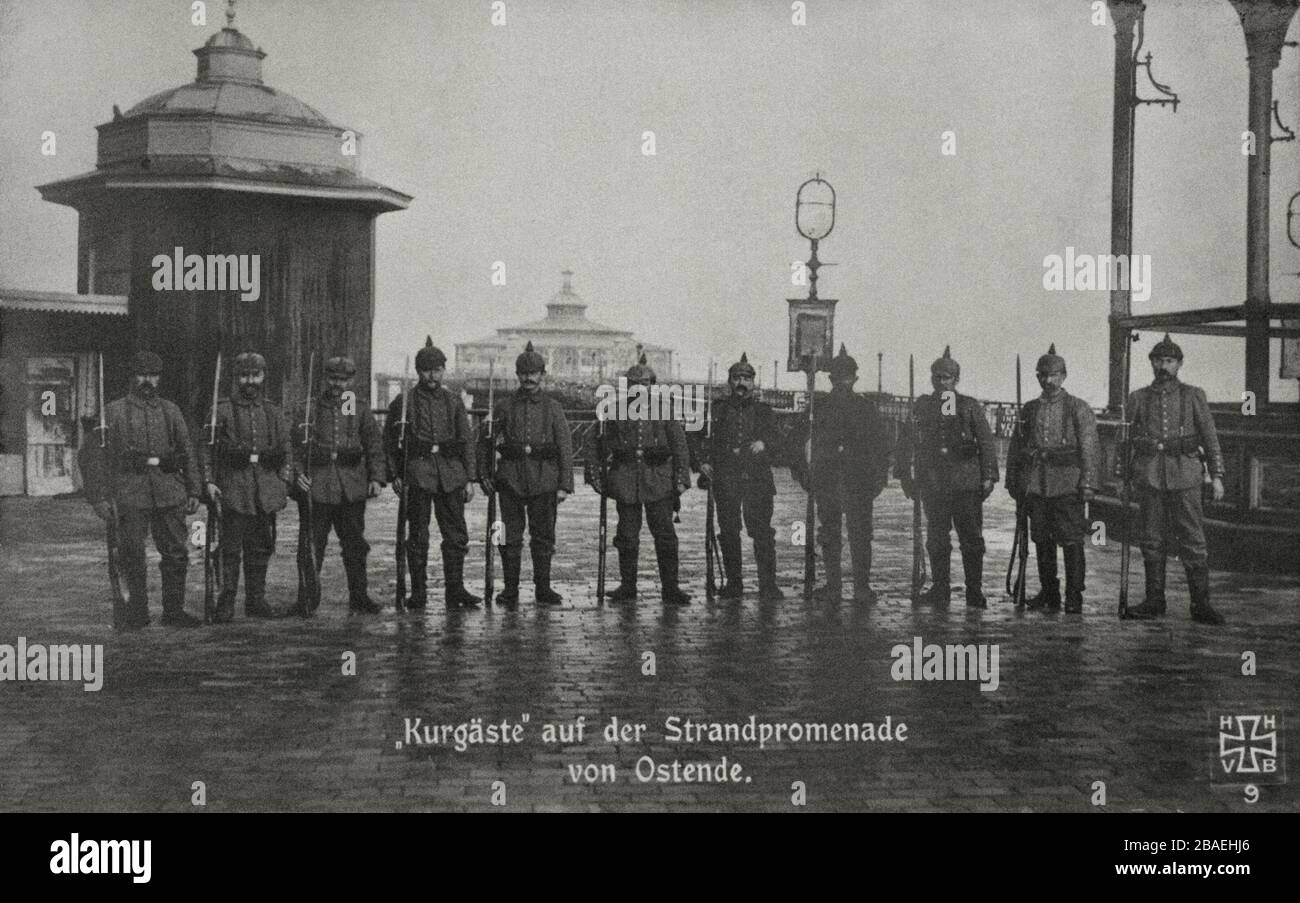 Zeit des ersten Weltkriegs. Deutsche "Touristen" an der Ostende-Promenade. Stockfoto