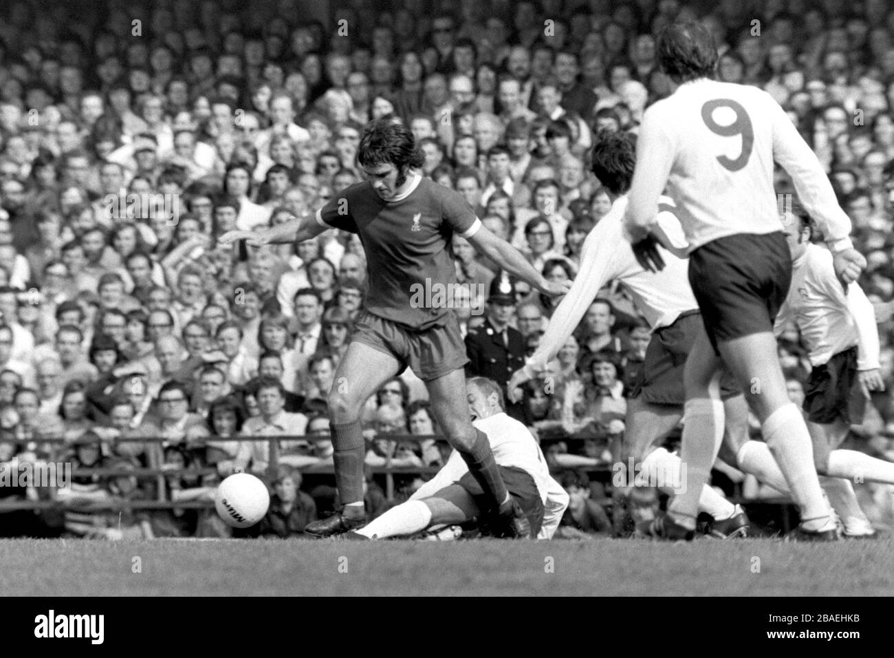 (L-R) Liverpools Larry Lloyd schlägt John McGovern von Derby County zum Ball, beobachtet von Derbys Kevin Hector, John O'Hare und Archie Gemmill Stockfoto