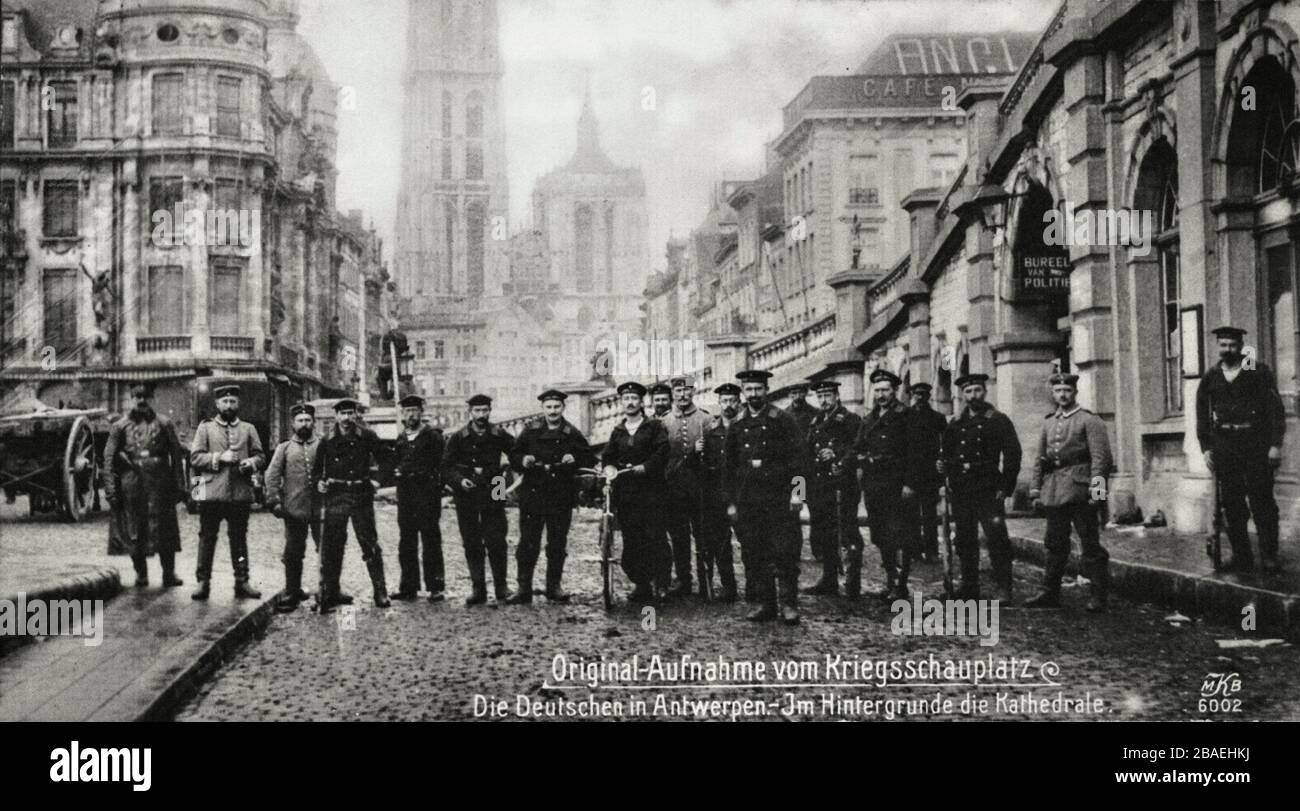 Zeit des ersten Weltkriegs. Die Deutschen in Antwerpen. Im Hintergrund die Kathedrale. Stockfoto